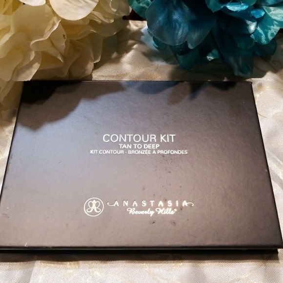 Anastasia Beverly Hills Other - Anastasia Contour Kit (Tan to Deep)